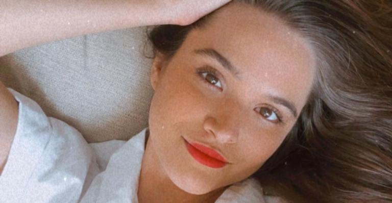 Juliana Paiva mostra telas que pintou com a ”ajuda” de seu cãozinho: ”Fazendo arte!”