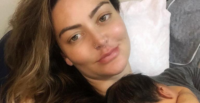 Laura Keller exibe foto fofíssima do filho recém-nascido e encanta demais: ”Carinha linda!”