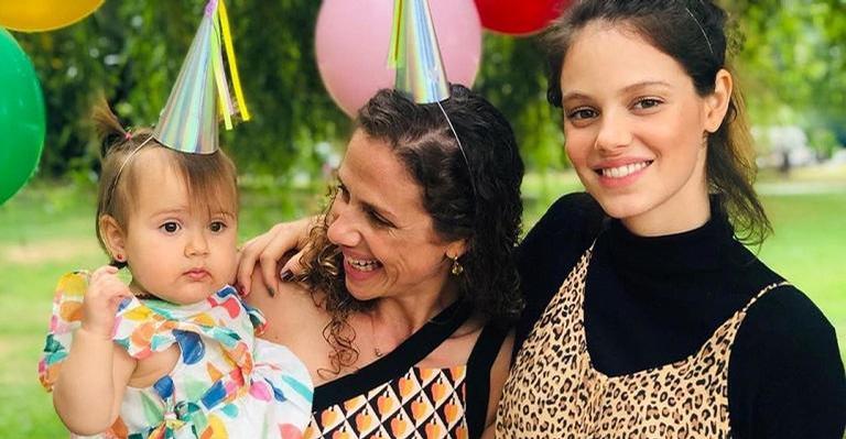 Laura Neiva publica fotos da irmã, Teresa, durante festa e se declara: ”Te amo de montão”