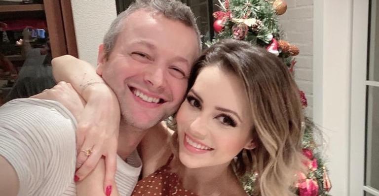 Lucas Lima se diverte ao registrar a esposa, Sandy, cortando o seu cabelo