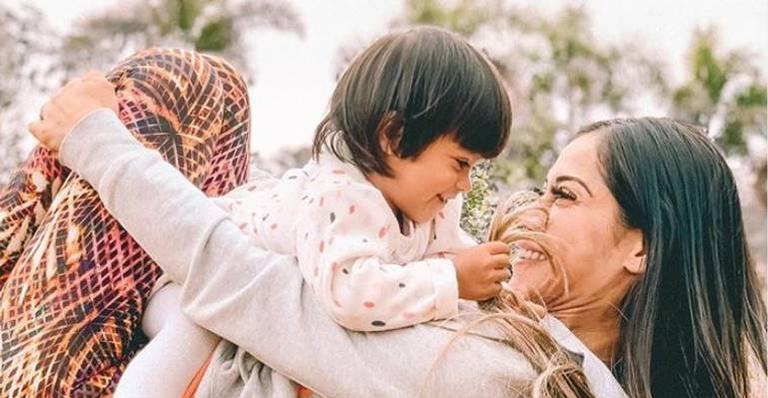 Mayra Cardi curte dia ao lado da filha, Sophia: ”Elas viveram felizes para sempre”