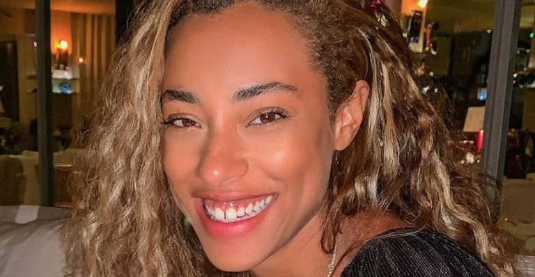 Yara Charry posa de biquíni e aproveita dia de sol durante passeio de barco