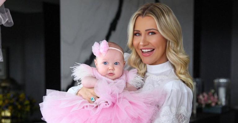 Ana Paula Siebert esbanja a fofura de sua filha em novos cliques