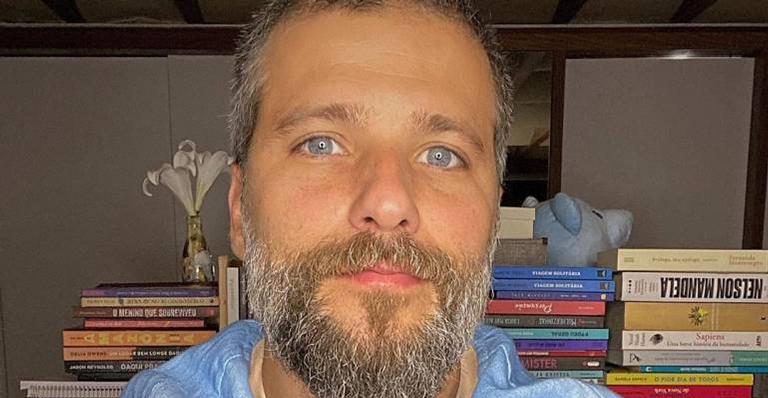 Bruno Gagliasso mostra gavião reabilitado sendo devolvido à natureza: ”Agora vive livremente”