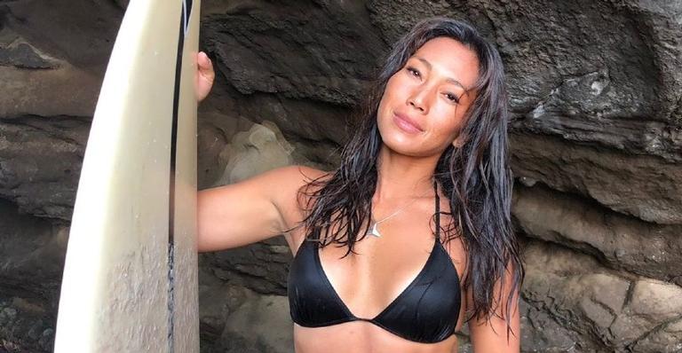 Danni Suzuki posa com prancha embaixo d’água e faz trocadilho: ”Felicidade profunda”