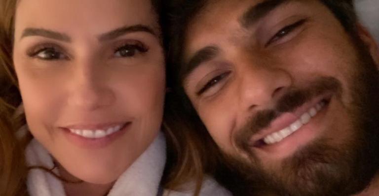 Deborah Secco ganha elogios da web ao posar coladinha ao marido, Hugo Moura: ”Que casal lindo”