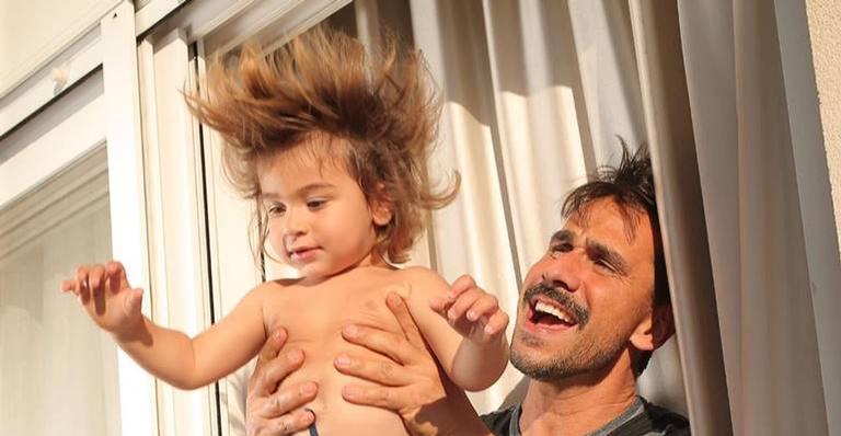 Julio Rocha mostra o filho mais velho no celular: ”O que eles observam eles fazem!”