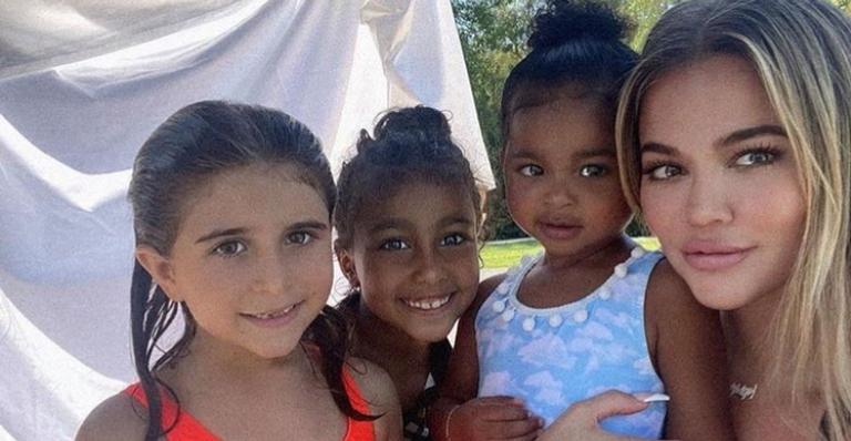 Khloe Kardashian encanta a web com lindos cliques da filha e da sobrinha, Stormi