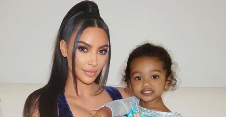 Kim Kardashian encanta a web ao compartilhar foto da filha comendo e recebe elogios: ”Fofa”