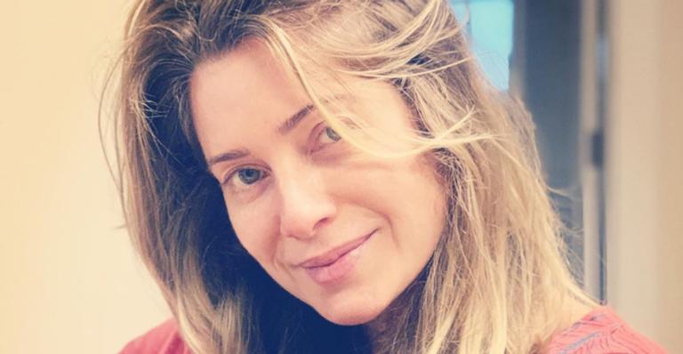 Leticia Spiller encanta a web ao posar lendo na companhia de seu cão: ”Foto linda”