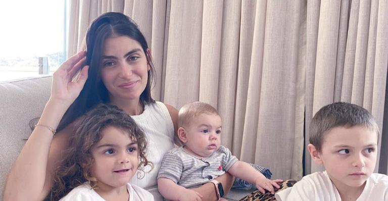 Mariana Uhlmann encanta a web ao exibir momento de carinho entre os filhos