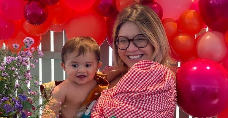 Marília Mendonça divide vídeos da aula de natação do filho, Léo, e se derrete: ”Peixinho”