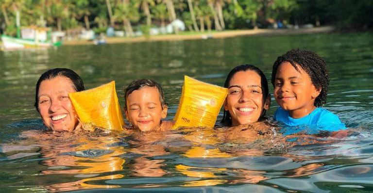 Regina Casé comenta saudade do filho e do neto quando sai para gravar Amor de Mãe