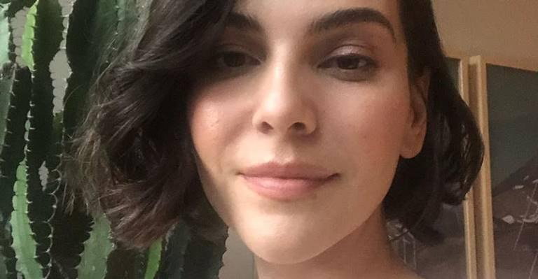 Tainá Müller posa ao lado de plantas e brinca: ”A gente vê que a idade vem chegando”