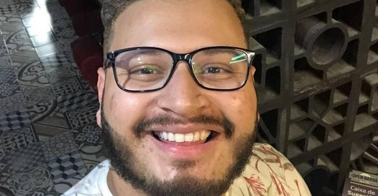 Ex-BBB Victor Hugo celebra aniversário do irmão e semelhança chama atenção dos fãs