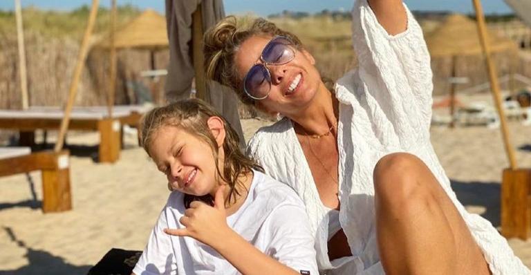 Adriane Galisteu posta foto engraçada do filho e se declara: ”Meu miúdo”