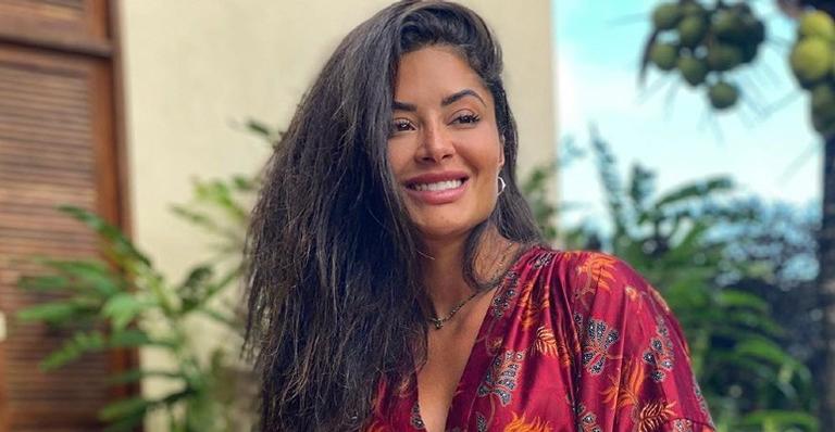 Aline Riscado deixa o corpão à mostra com clique curtindo dia de piscina em Búzios