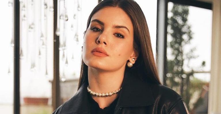 Camila Queiroz arranca suspiros ao ser flagrada de biquíni com Klebber Toledo