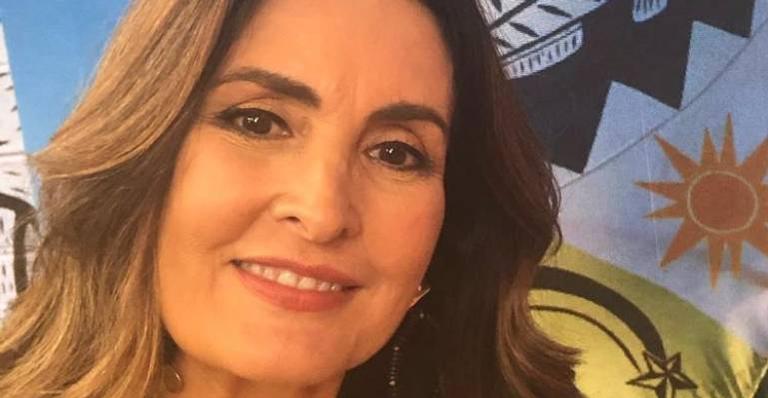 Fátima Bernardes compartilha foto com flor e brinca sobre poses: ”Tentativas”