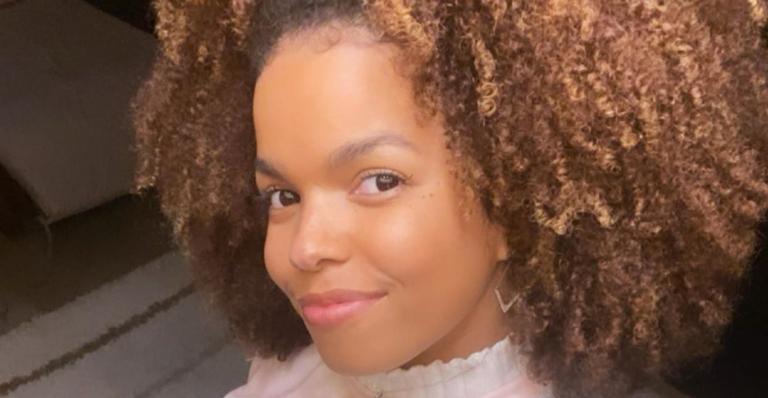 Jeniffer Nascimento surge sorridente em belo cenário florido e ganha elogios: ”Tão linda!”