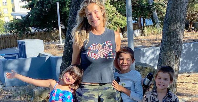 Em Portugal, Luana Piovani curte dia de praia ao lado dos três filhos