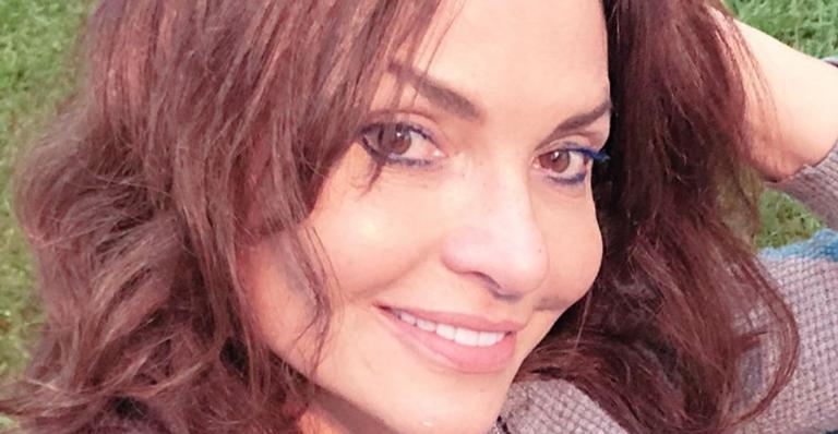 Aos 59 anos, Luiza Tomé chama atenção da web ao surgir tomando sol de biquíni: ”Ow mulher linda”