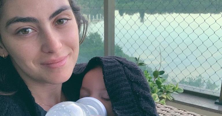 Mariana Uhlmann desabafa sobre a maternidade: ”Cansada e querendo dormir”