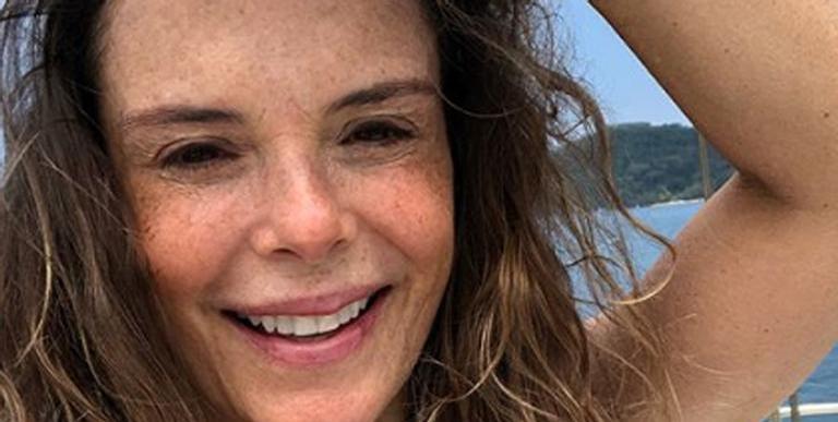Aos 49 anos, Mylla Christie impressiona seguidores com boa forma na praia