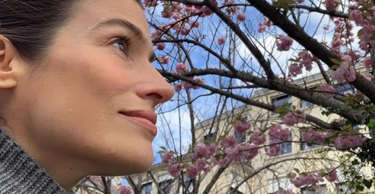 Renata Vasconcellos exibe fios brancos e é elogiada: ”Cada dia mais linda e elegante”