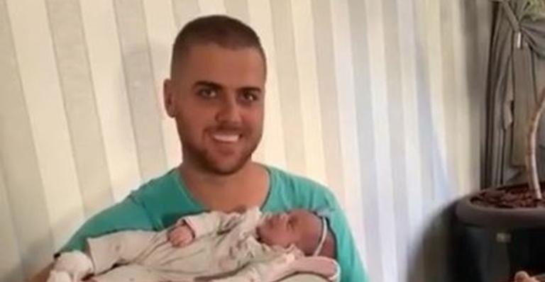 Zé Neto posta cliques encantadores da filha caçula: ”Será que eu vou pagar todos meus pecados?”