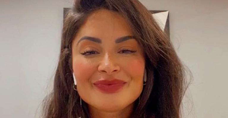 Aline Riscado ganha elogios da web ao posar sem make: ”É linda de todo jeito”