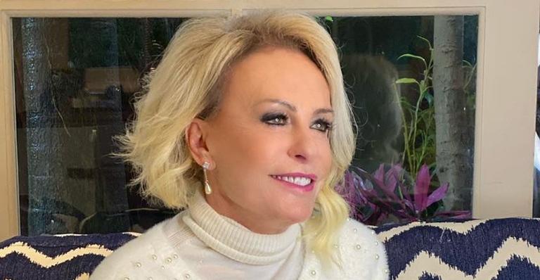 Ana Maria Braga arrasa ao compartilhar seu look do dia com blusa de oncinha e cabelo bagunçado