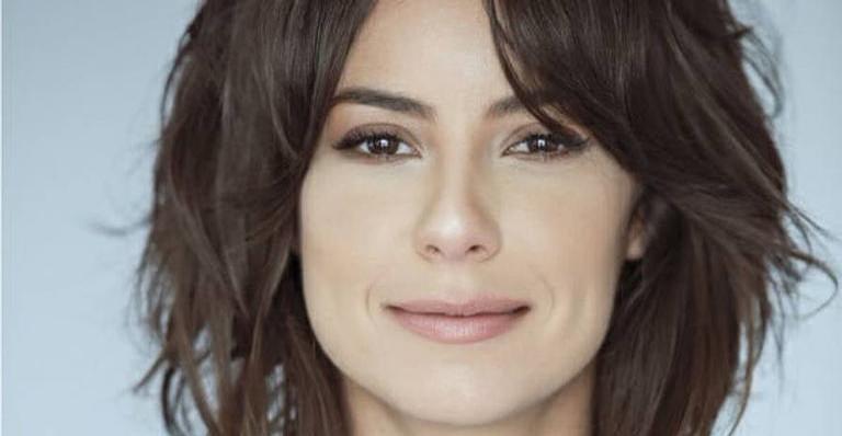 De batom vermelho, Andréia Horta tira selfie e encanta web: ”Que mulher linda”