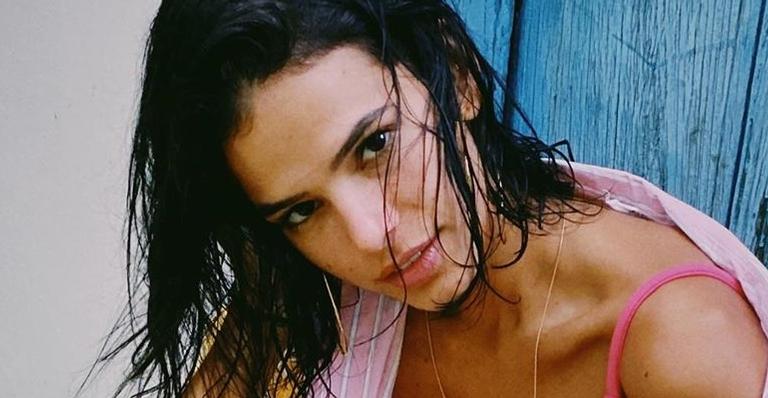 Bruna Marquezine exibe abdômen trincado em cliques com biquíni de grife de quase R$5 mil
