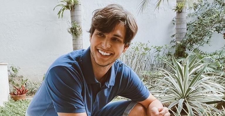 Descamisado, Bruno Guedes relembra sequência de fotos na praia e lamenta estar com saudade