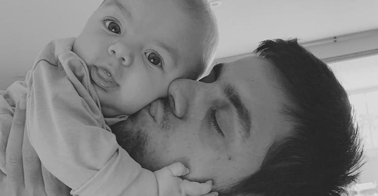 Felipe Simas posa com o filho caçula, Vicente, e reflete sobre o tempo