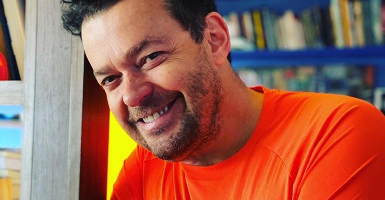 Fernando Rocha faz doações e fala sobre o frio: ”É fácil gostar do inverno quando se tem cobertor”