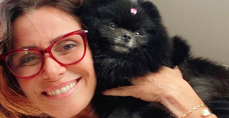 Giovanna Antonelli compartilha momento fofo com sua cachorrinha: ”Manhã foi cheia de beijos!”