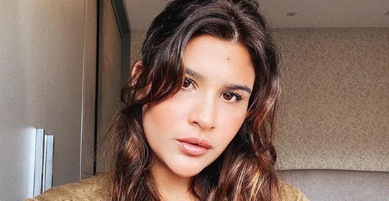 Giulia Costa posta vídeo se maquiando e brinca: ”Por isso que tá chovendo”