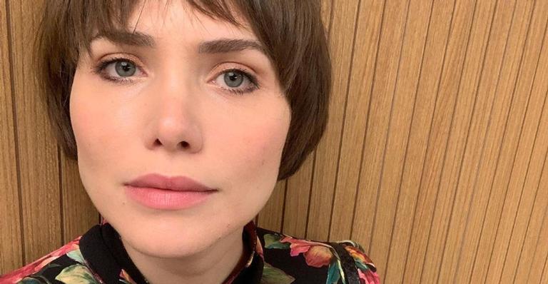 Leticia Colin compartilha sequência de selfies impecáveis e fãs elogiam