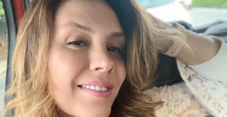 Simony posta fotos ganhando carinho do namorado e faz declaração: ”Esperei tanto por você”