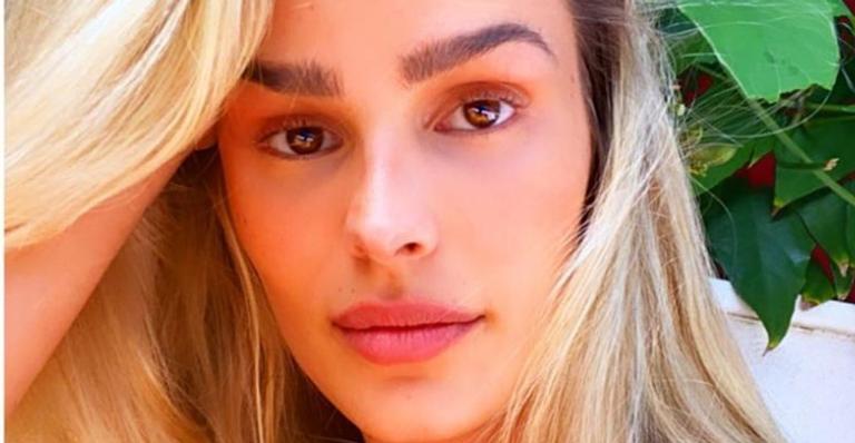 Yasmin Brunet recebe elogios da web ao relembrar clique deslumbrante na praia: ”Sereia”