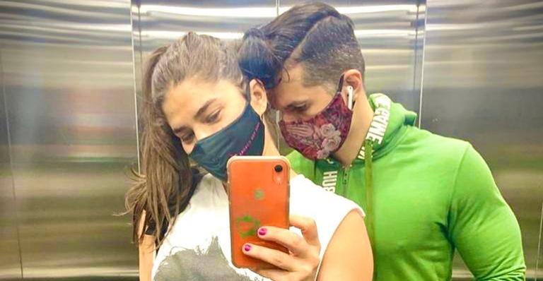 Bruno Lopes surge agarradinho com Priscila Fantin: ”Flagra de romance com máscara no elevador”