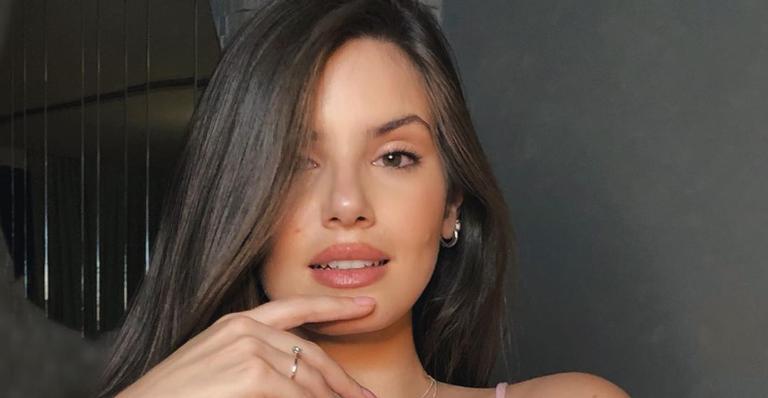 Camila Queiroz relembra vídeo turistando por Paris e encanta: ”Memórias”