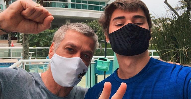 João, filho de Fábio Assunção, comenta físico do pai: ”Todo tanquinho”