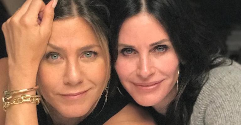 Jennifer Aniston e Courteney Cox se arriscam na sinuca e fazem sucesso na web