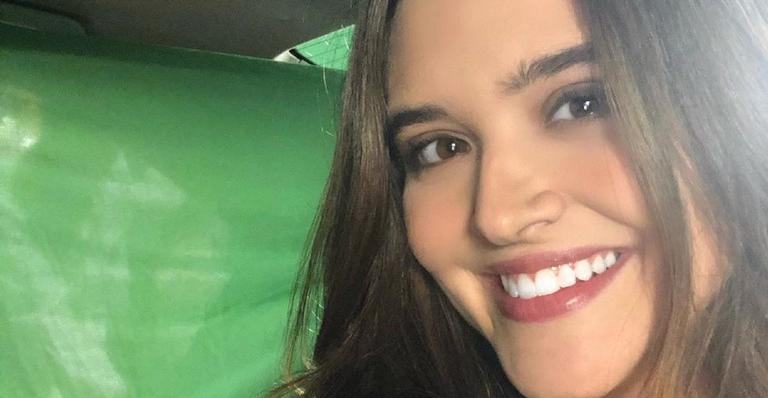 Juliana Paiva aparece deitada em clique e brinca: ”Esperando sair a vacina”
