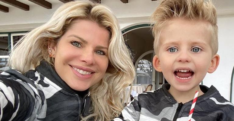 Karina Bacchi curte brincadeira com o filho, Enrico em piscina de bolinha