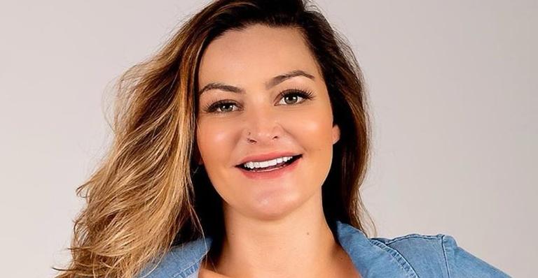 Laura Keller exibe o corpo duas semanas após o parto e impressiona: ”Nem parece que teve bebê!”