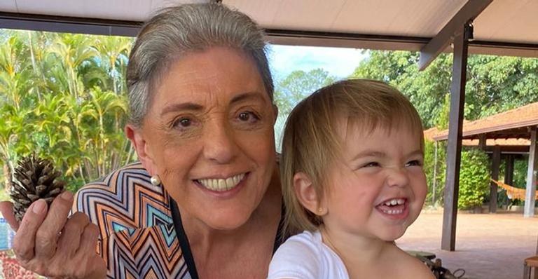 Leda Nagle recebe visita surpresa da neta, Zoe, e comemora: ”Adoro”